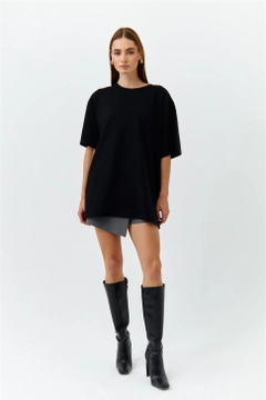 A wholesale clothing model wears 47596 - T-shirt - Black, Turkish wholesale Tshirt of Tuba Butik