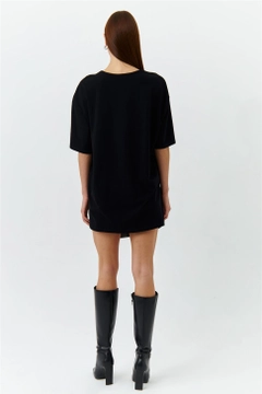 Bir model, Tuba Butik toptan giyim markasının 47596 - T-shirt - Black toptan Tişört ürününü sergiliyor.
