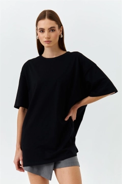 Una modella di abbigliamento all'ingrosso indossa 47596 - T-shirt - Black, vendita all'ingrosso turca di Maglietta di Tuba Butik