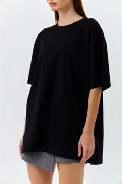 A wholesale clothing model wears 47596 - T-shirt - Black, Turkish wholesale Tshirt of Tuba Butik