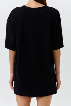 Bir model, Tuba Butik toptan giyim markasının 47596 - T-shirt - Black toptan Tişört ürününü sergiliyor.