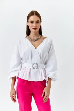 Bir model, Tuba Butik toptan giyim markasının 47600 - Blouse - White toptan Bluz ürününü sergiliyor.
