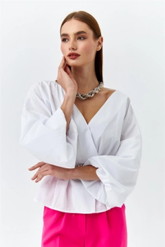 Ένα μοντέλο χονδρικής πώλησης ρούχων φοράει 47600 - Blouse - White, τούρκικο Μπλούζα χονδρικής πώλησης από Tuba Butik