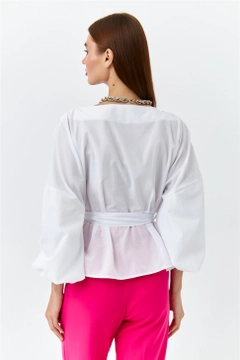 Veleprodajni model oblačil nosi 47600 - Blouse - White, turška veleprodaja Bluza od Tuba Butik