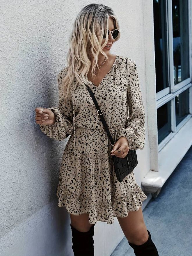 Velvet Beige A lijn Mini Jurk Met Bloemenpatroon En V hals Groothandel Kleding Casual