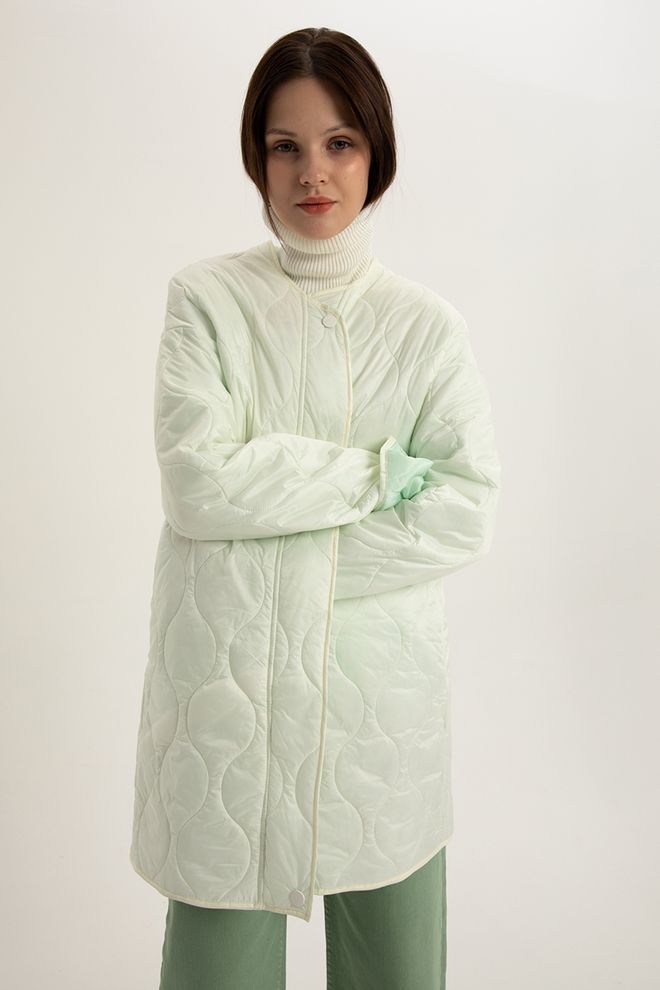 Velvet Witte Gewatteerde Jas Oversized Pasvorm Met Snap Sluiting Groothandel Kleding Bescheiden