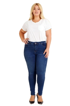 Bir model, XLove toptan giyim markasının 37380 - Jeans - Dark Blue toptan Kot Pantolon ürününü sergiliyor.