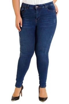 Bir model, XLove toptan giyim markasının 37380 - Jeans - Dark Blue toptan Kot Pantolon ürününü sergiliyor.