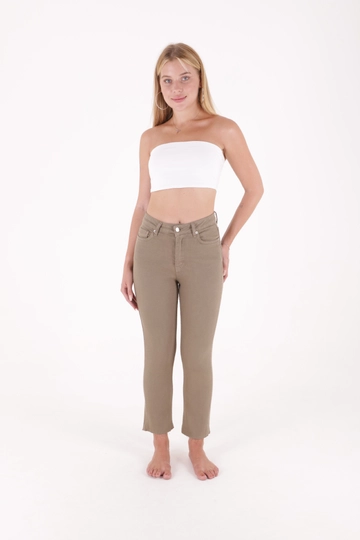 Bir model, XLove toptan giyim markasının  Püskül Biten Yüksek Bel Mom Fit Jean - Yeşil
 toptan Kot Pantolon ürününü sergiliyor.