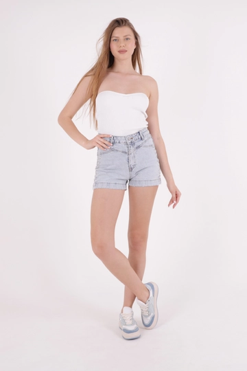 Bir model, XLove toptan giyim markasının  Kot Şort - Açık Mavi
 toptan Kot Şort ürününü sergiliyor.