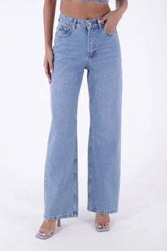 Bir model, XLove toptan giyim markasının 37419 - Jeans - Light Blue toptan Kot Pantolon ürününü sergiliyor.