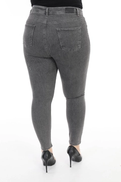 Ein Bekleidungsmodell aus dem Großhandel trägt 37465 - Jeans - Dark Grey, türkischer Großhandel Jeans von XLove