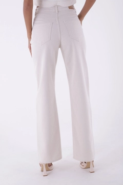 Una modella di abbigliamento all'ingrosso indossa 37421 - Jeans - Ecru, vendita all'ingrosso turca di Jeans di XLove