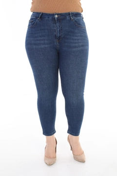 Bir model, XLove toptan giyim markasının 37464 - Jeans - Navy Blue toptan Kot Pantolon ürününü sergiliyor.