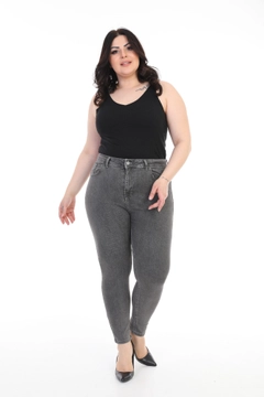 Bir model, XLove toptan giyim markasının 37465 - Jeans - Dark Grey toptan Kot Pantolon ürününü sergiliyor.