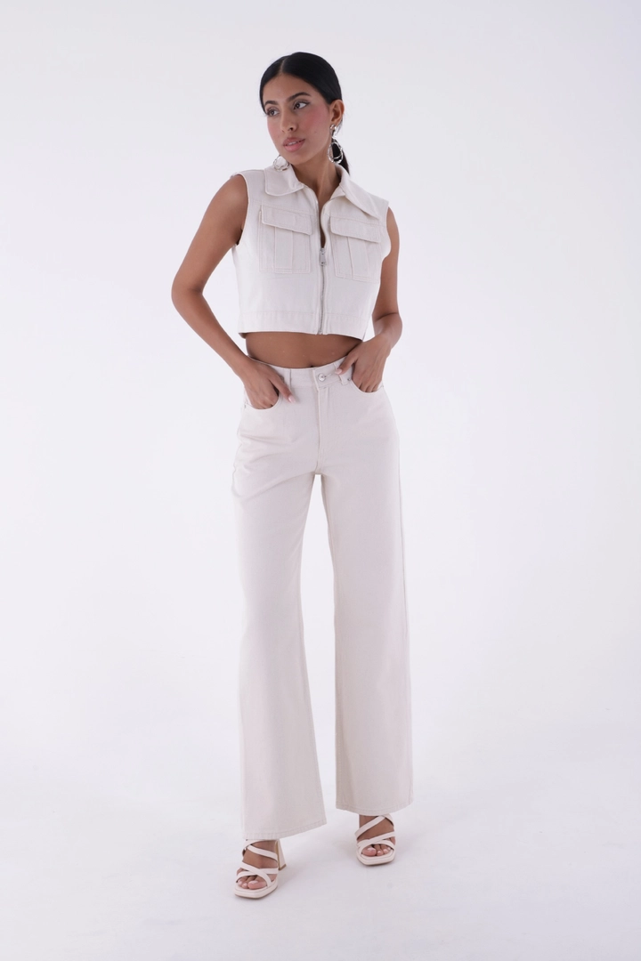 Bir model, XLove toptan giyim markasının 37421 - Jeans - Ecru toptan Kot Pantolon ürününü sergiliyor.