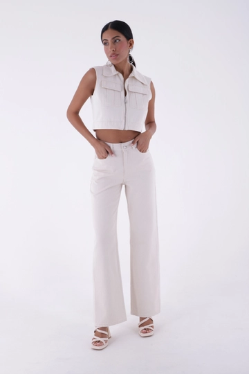 Bir model, XLove toptan giyim markasının  Kot Pantolon - Ekru
 toptan Kot Pantolon ürününü sergiliyor.
