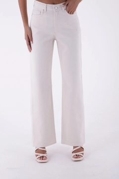 Bir model, XLove toptan giyim markasının 37421 - Jeans - Ecru toptan Kot Pantolon ürününü sergiliyor.
