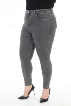 Bir model, XLove toptan giyim markasının 37465 - Jeans - Dark Grey toptan Kot Pantolon ürününü sergiliyor.