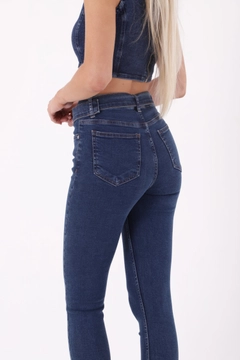 Bir model, XLove toptan giyim markasının 37431 - Jeans - Navy Blue toptan Kot Pantolon ürününü sergiliyor.