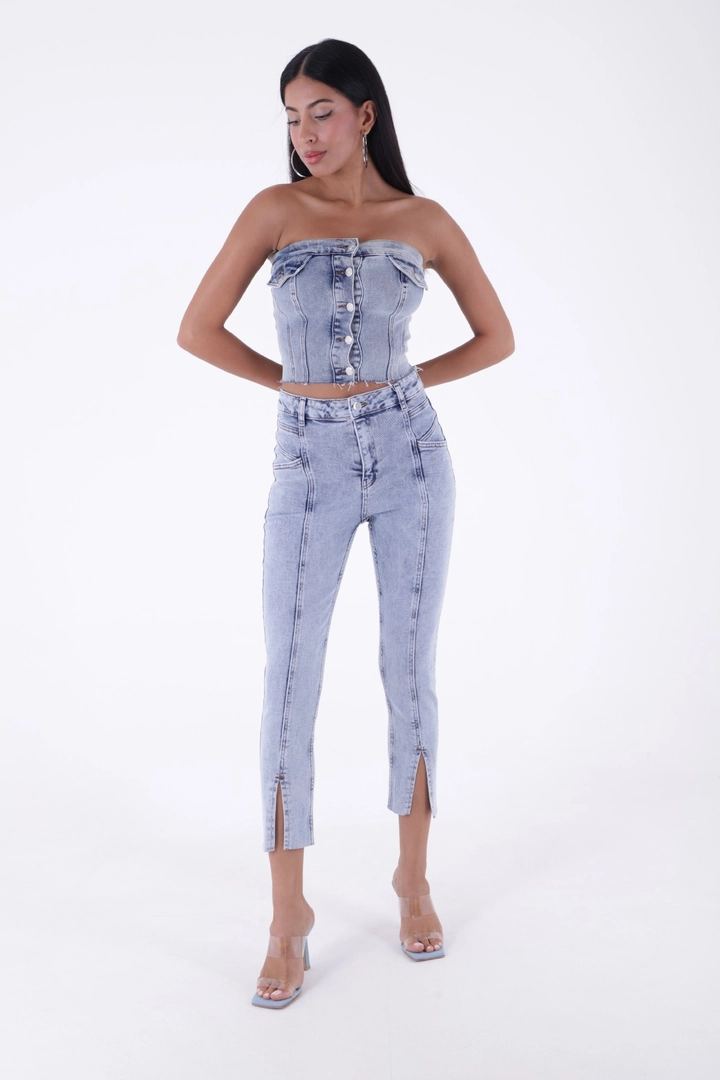 Ein Bekleidungsmodell aus dem Großhandel trägt 37339 - Jeans - Light Blue, türkischer Großhandel Jeans von XLove