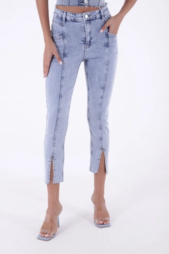 Ein Bekleidungsmodell aus dem Großhandel trägt 37339 - Jeans - Light Blue, türkischer Großhandel Jeans von XLove