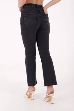 Bir model, XLove toptan giyim markasının 37320 - Jeans - Anthracite toptan Kot Pantolon ürününü sergiliyor.