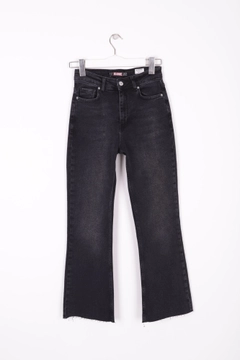 Bir model, XLove toptan giyim markasının 37320 - Jeans - Anthracite toptan Kot Pantolon ürününü sergiliyor.