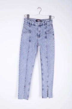 Bir model, XLove toptan giyim markasının 37339 - Jeans - Light Blue toptan Kot Pantolon ürününü sergiliyor.