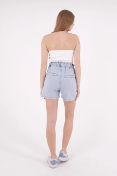 Ein Bekleidungsmodell aus dem Großhandel trägt 37356 - Denim Shorts - Light Blue, türkischer Großhandel Jeans-Shorts von XLove