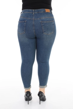 Bir model, XLove toptan giyim markasının 37387 - Jeans - Navy Blue toptan Kot Pantolon ürününü sergiliyor.