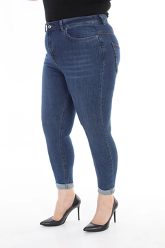 Bir model, XLove toptan giyim markasının 37386 - Jeans - Dark Blue toptan Kot Pantolon ürününü sergiliyor.
