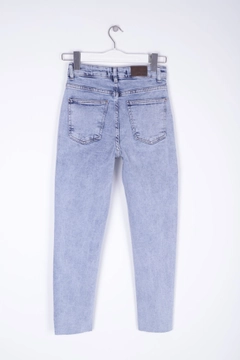 Bir model, XLove toptan giyim markasının 37339 - Jeans - Light Blue toptan Kot Pantolon ürününü sergiliyor.