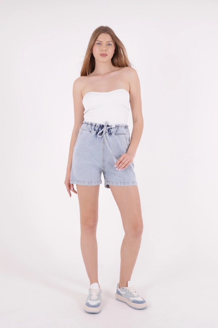 Bir model, XLove toptan giyim markasının 37356 - Denim Shorts - Light Blue toptan Kot Şort ürününü sergiliyor.