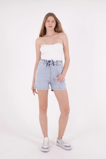 Bir model, XLove toptan giyim markasının  Kot Şort - Açık Mavi
 toptan Kot Şort ürününü sergiliyor.