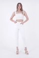 Bir model,  toptan giyim markasının 37447-jeans-white toptan  ürününü sergiliyor.