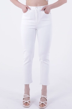 Una modelo de ropa al por mayor lleva 37447 - Jeans - White, Vaqueros turco al por mayor de XLove