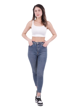 Bir model, XLove toptan giyim markasının 37474 - Jeans - Dark Blue toptan Kot Pantolon ürününü sergiliyor.