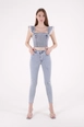 Bir model,  toptan giyim markasının 37496-jeans-light-blue toptan  ürününü sergiliyor.