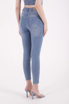 Bir model, XLove toptan giyim markasının 37495 - Jeans - Light Blue toptan Kot Pantolon ürününü sergiliyor.