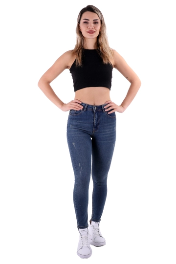 Una modella di abbigliamento all'ingrosso indossa  Jeans - Blu scuro
, vendita all'ingrosso turca di Jeans di XLove