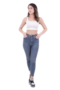 Bir model, XLove toptan giyim markasının 37474 - Jeans - Dark Blue toptan Kot Pantolon ürününü sergiliyor.
