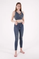 Bir model,  toptan giyim markasının 37494-jeans-dark-blue toptan  ürününü sergiliyor.