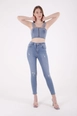 Ένα μοντέλο χονδρικής πώλησης ρούχων φοράει 37495-jeans-light-blue, τούρκικο  χονδρικής πώλησης από 