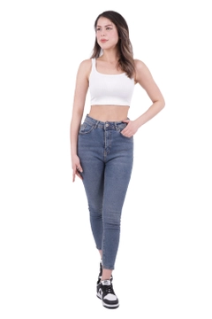 Una modella di abbigliamento all'ingrosso indossa 37474 - Jeans - Dark Blue, vendita all'ingrosso turca di Jeans di XLove