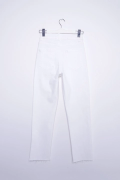 Bir model, XLove toptan giyim markasının 37447 - Jeans - White toptan Kot Pantolon ürününü sergiliyor.