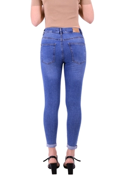 Bir model, XLove toptan giyim markasının 37487 - Jeans - Light Blue toptan Kot Pantolon ürününü sergiliyor.