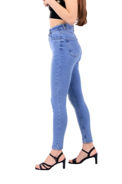 Una modella di abbigliamento all'ingrosso indossa 37475 - Jeans - Light Blue, vendita all'ingrosso turca di Jeans di XLove