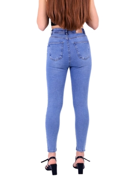 Una modella di abbigliamento all'ingrosso indossa 37475 - Jeans - Light Blue, vendita all'ingrosso turca di Jeans di XLove