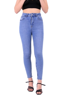 Bir model, XLove toptan giyim markasının 37475 - Jeans - Light Blue toptan Kot Pantolon ürününü sergiliyor.